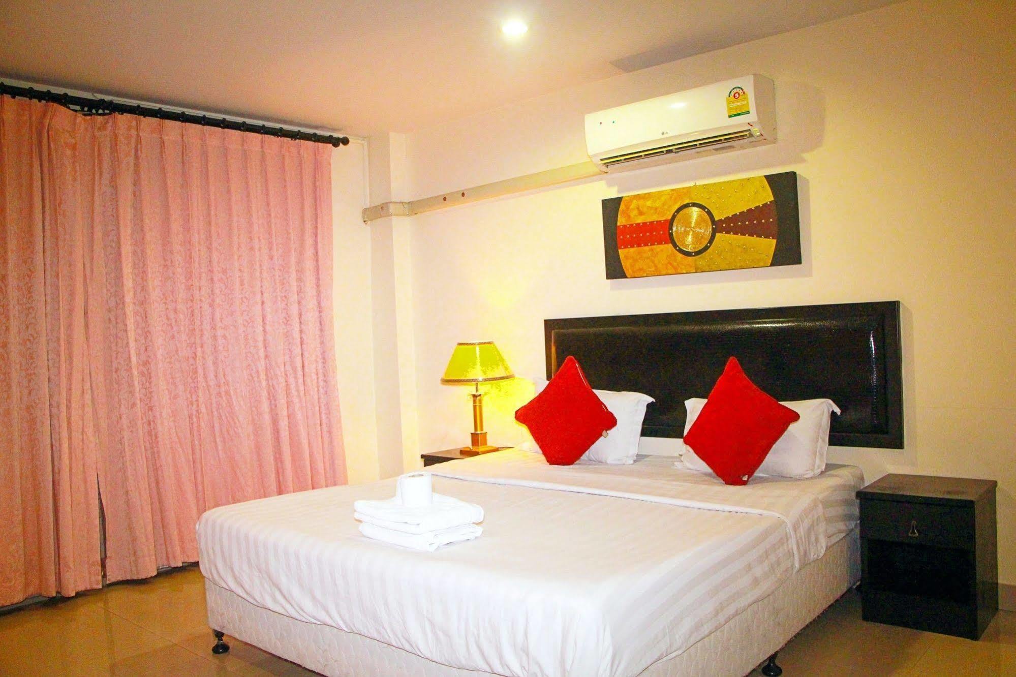 Royal Q & D Suites Pattaya Eksteriør billede