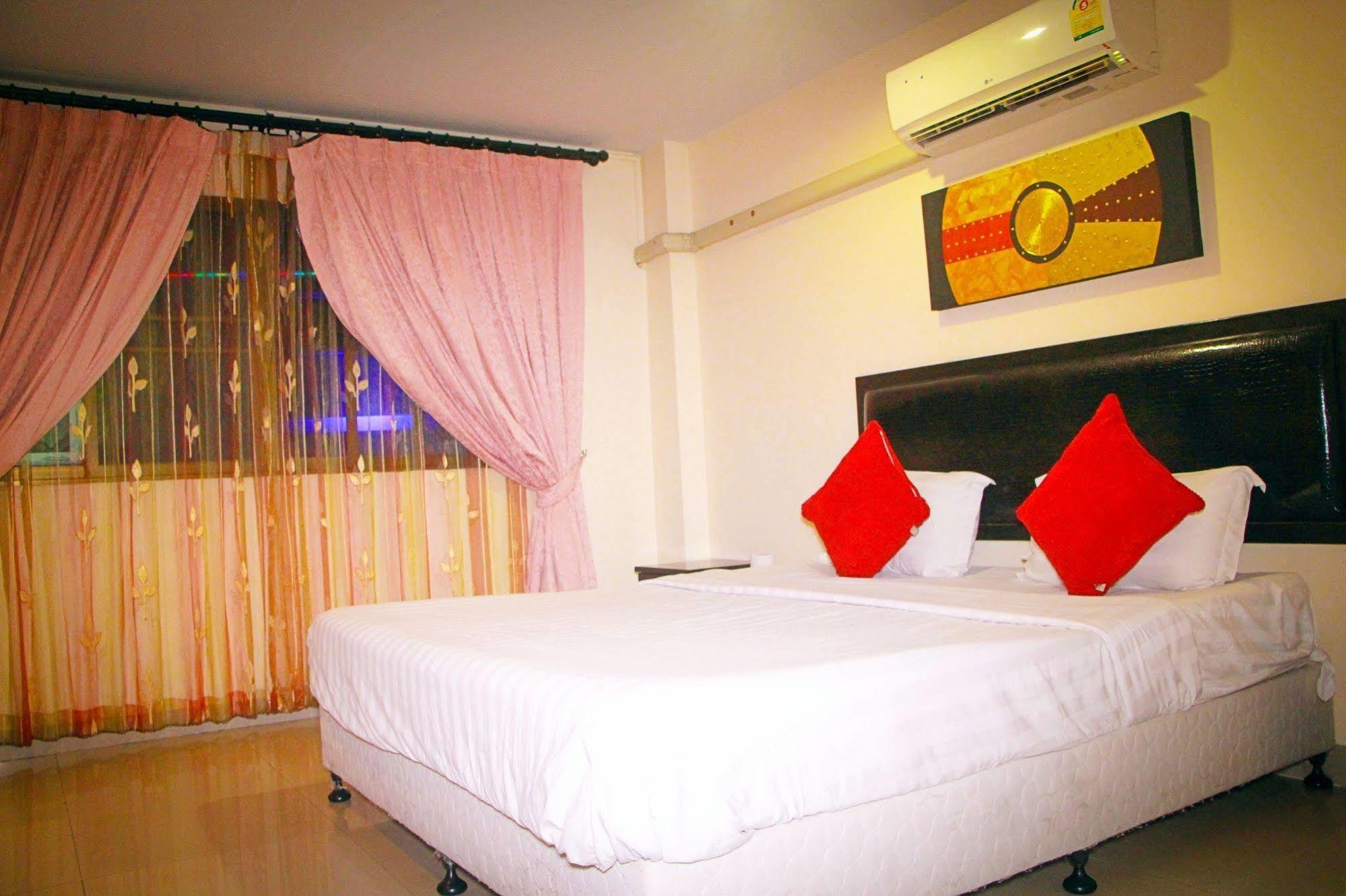 Royal Q & D Suites Pattaya Eksteriør billede