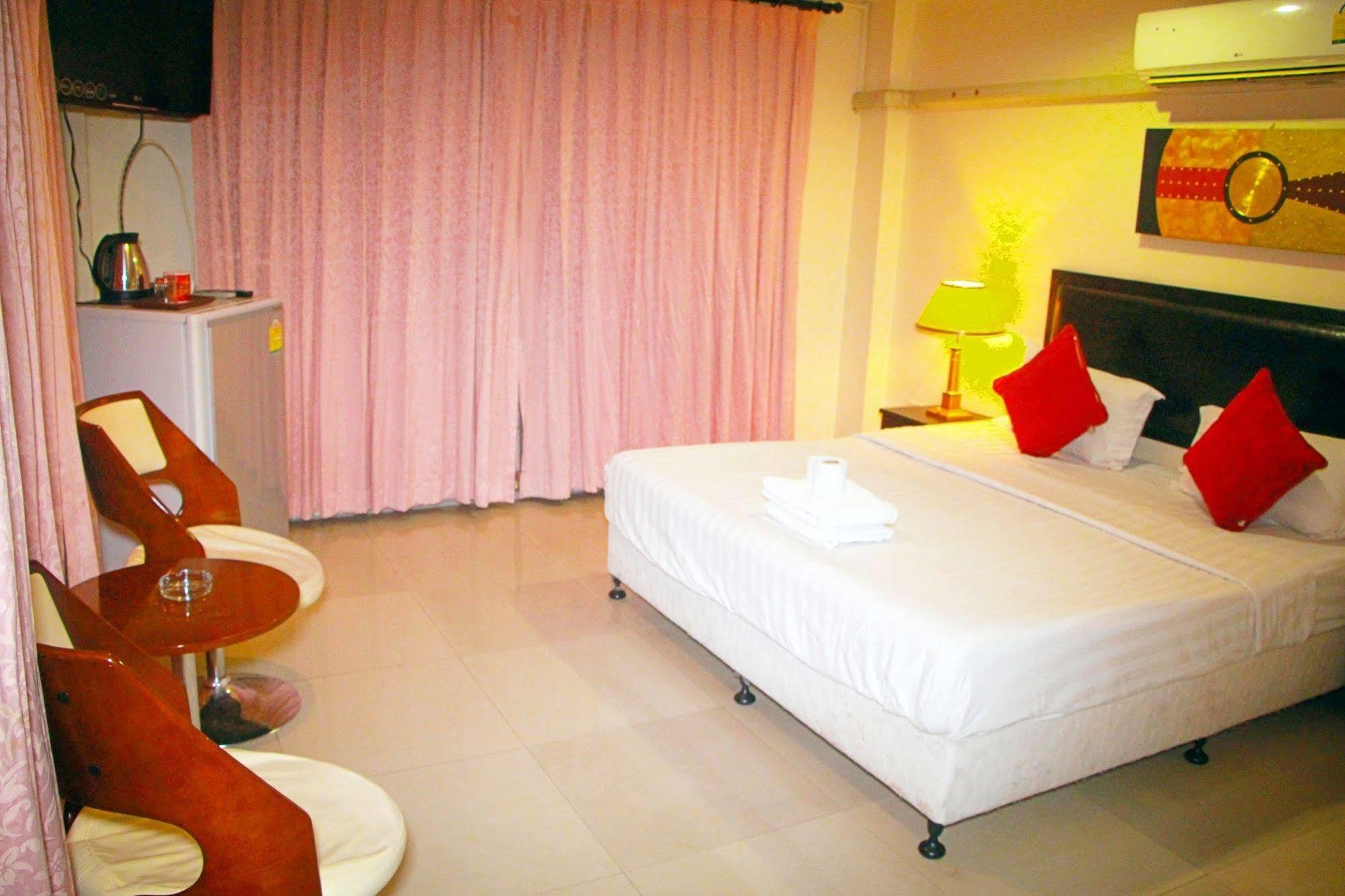 Royal Q & D Suites Pattaya Eksteriør billede